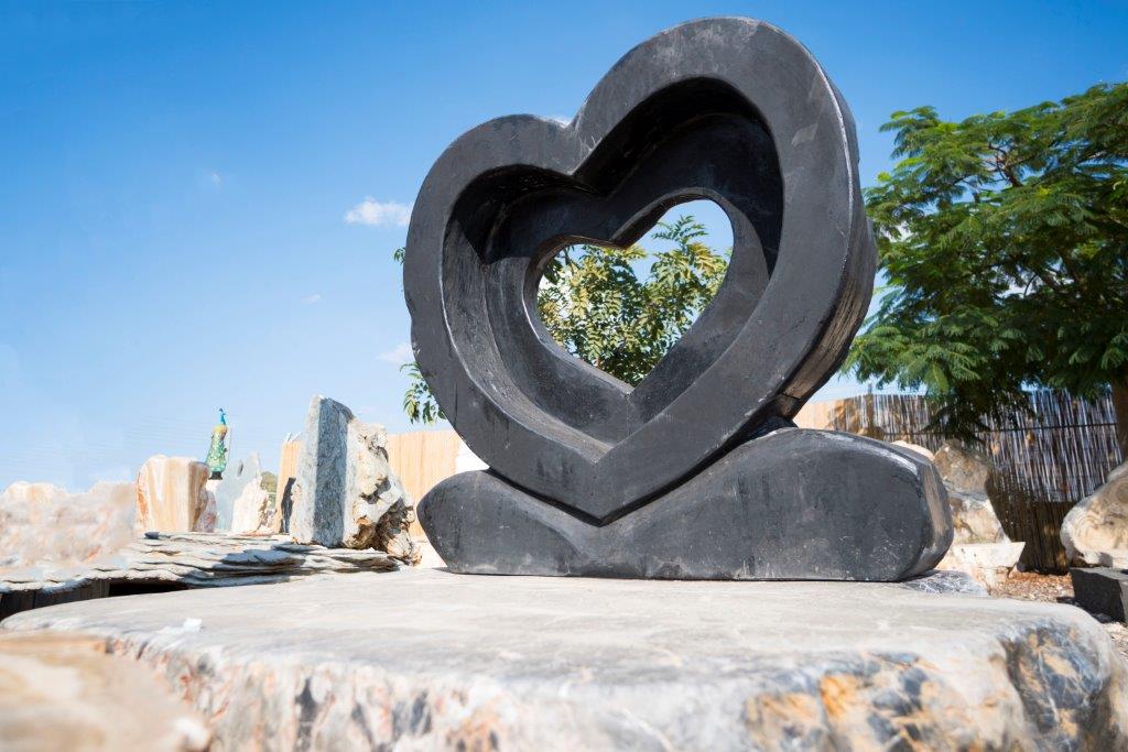 מצבות אמנותיות מצבות מסלע בזלת מצבות אמנותיות מצבה מפוסלת מסלע גרניט שחור