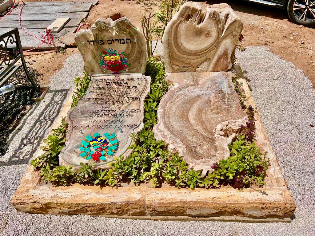מצבה זוגית מאבן מיוחדת מצבות עם צמחים סוקולנטים