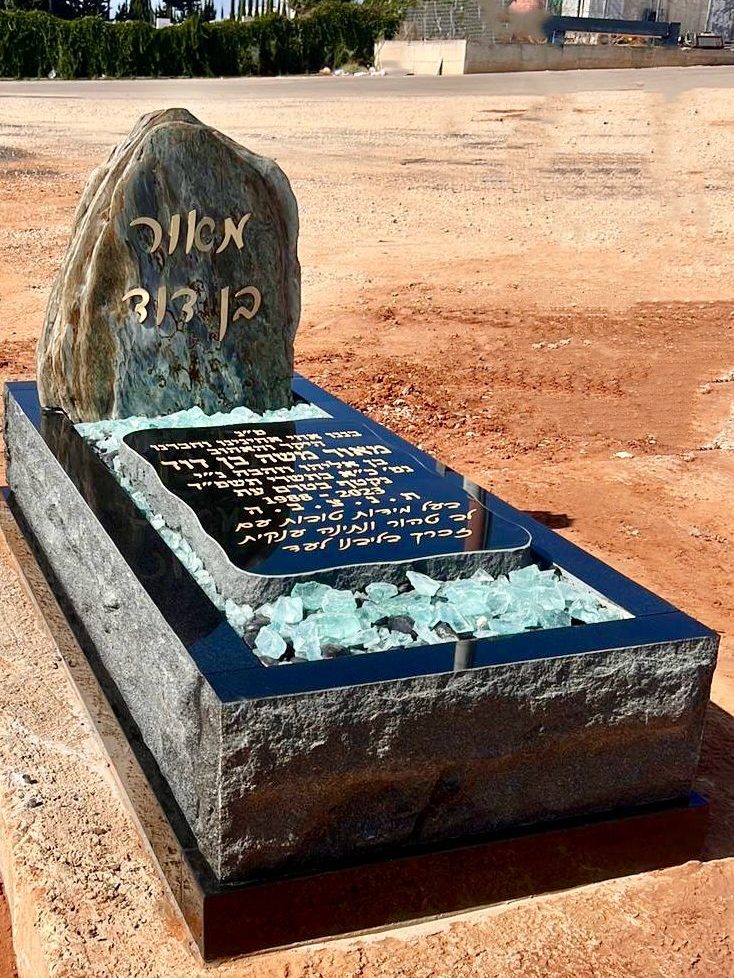 grave with glass מצבה עם זכוכיות מצבה שחורה מבזלת