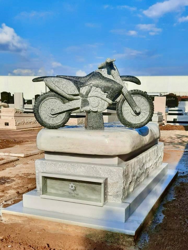 מצבה מיוחדת לאופנוען motorbike statue gravestone אופנוע מאבן