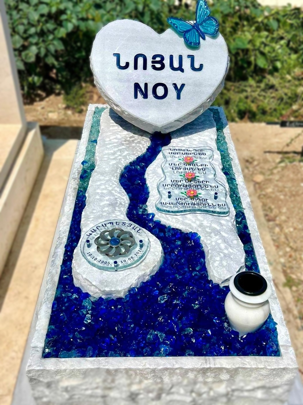 מצבה מיוחדת עם זכוכיות כחולות