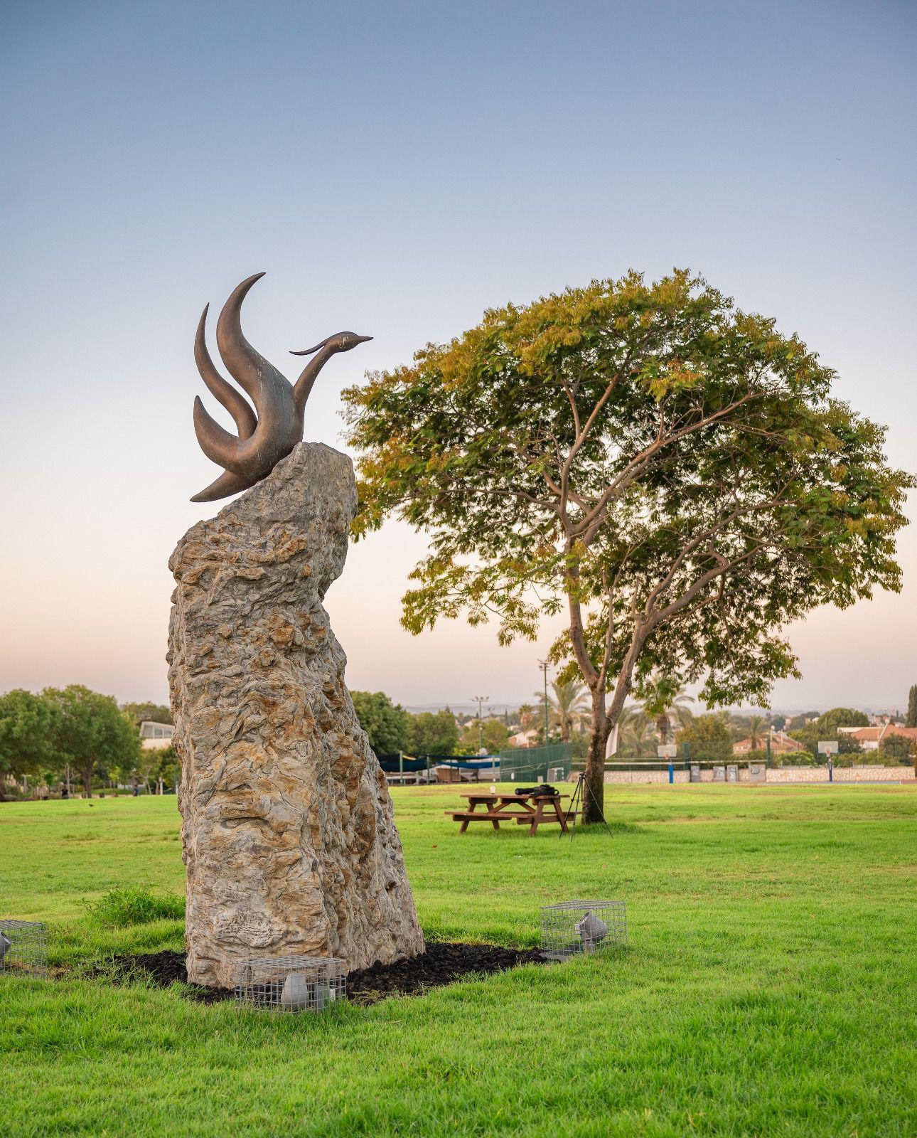 אנדרטת עוף החול גן הגבורה שוהם איתי זלאיט