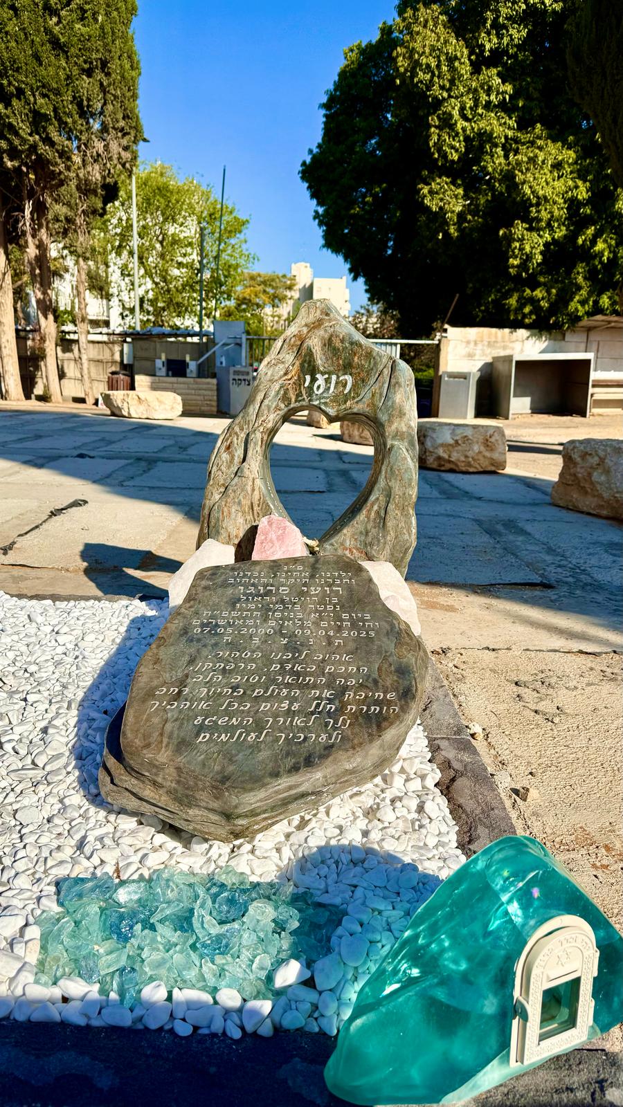 מתקן להדלקת נרות במצבה יפה