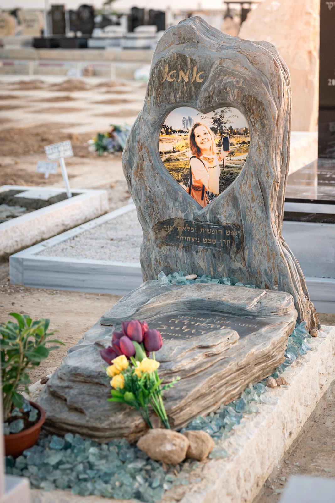 מצבה בעיצוב אישי אומן מצבות יפות בית עלמין במרכז