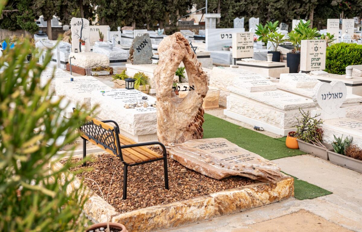 מצבות עם ספסל