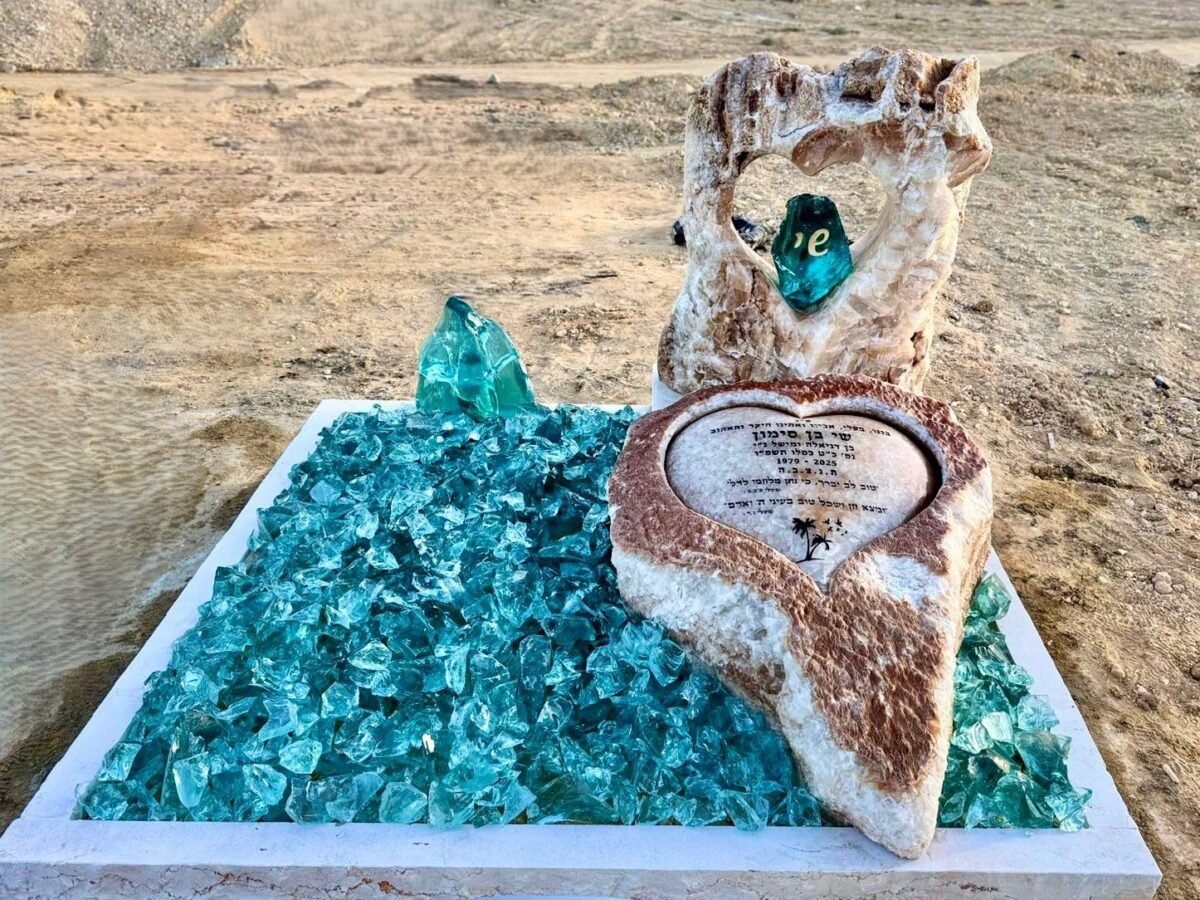 מצבה יפה בצפון מצבות מיוחדות קבר מסלע