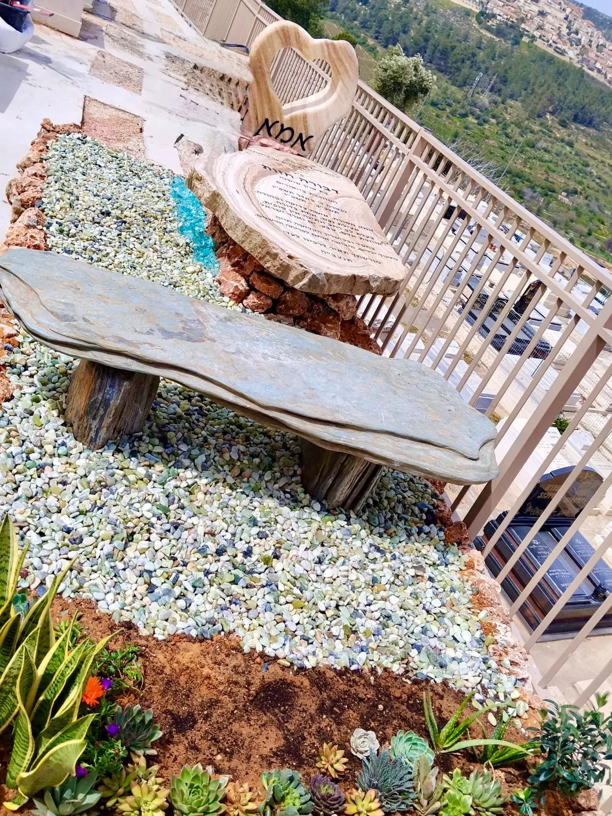 מצבה מיוחדת עם ספסל unique gravestone in israel
