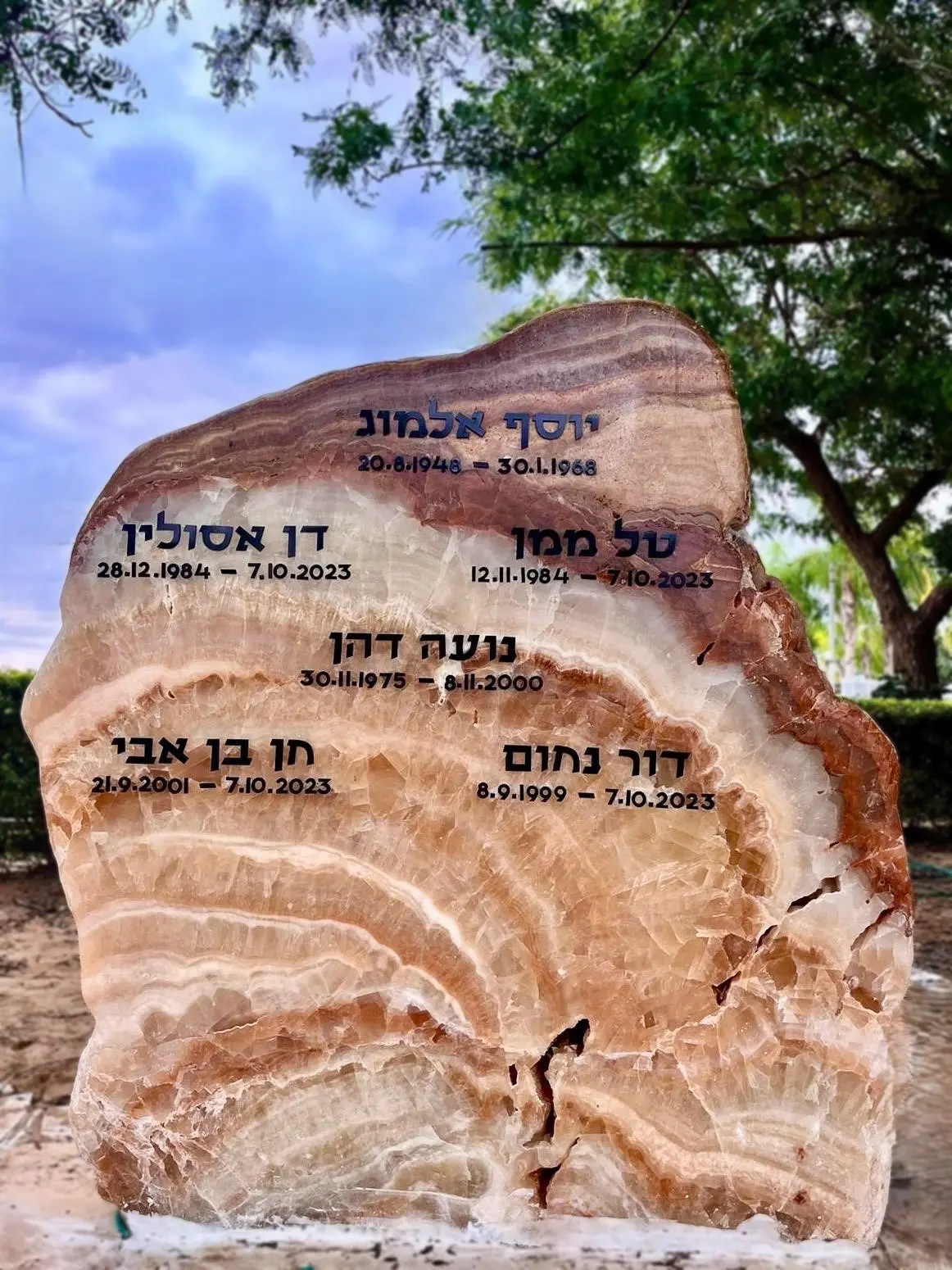 אנדרטת זיכרון לזכר השבעה באוקטובר tombstone artist in israel