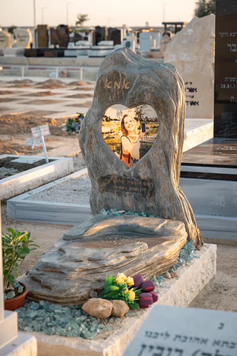 מצבה יפה עם לב בעיצוב מיוחד